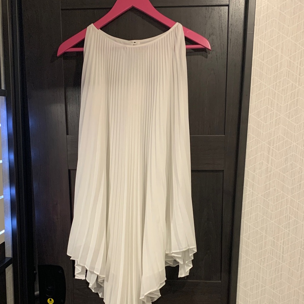 Sophie Max White Pleated Handkerchief-Hem Sleeveless Shirt Size Medium Like NEW
